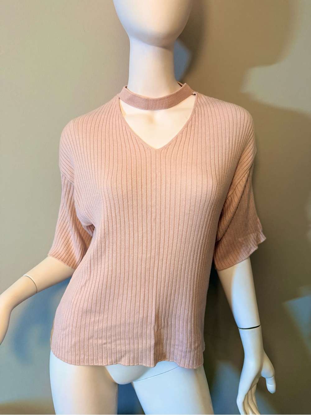 DOROTHY PERKINS Ribbed knit sweater in dusty pink. V-neck